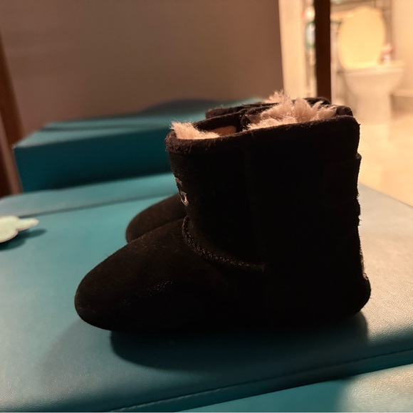 Like New Baby boy or girl Uggs only worn twice 9.5/ 10 condition size 4/5 - Picture 7 of 8